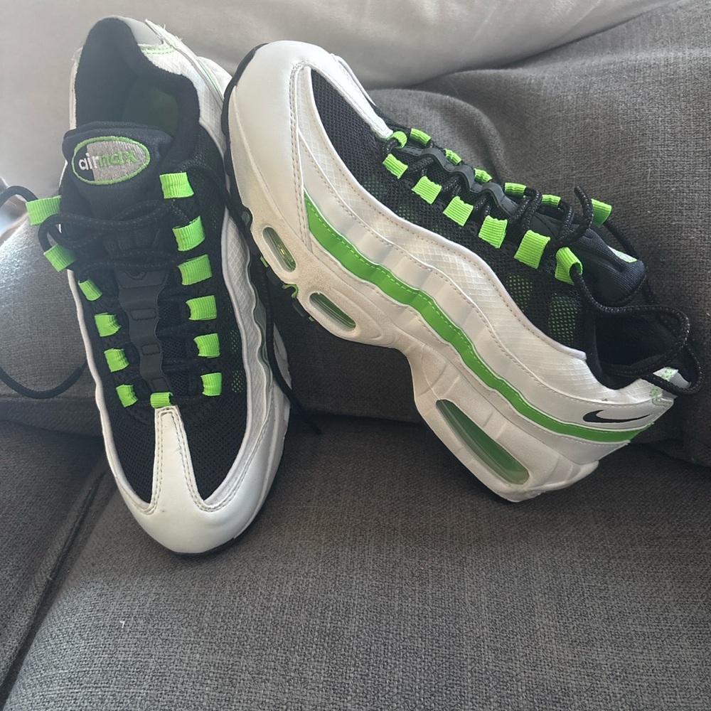 Nike Air Max 95 Green Accent Sneakers Men’s 6.5 / Women’s 8 – Like New - Picture 2 of 5